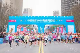 2025荆州马拉松鸣枪起跑，两万选手穿越千年楚韵图片