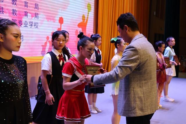 郴州市中职学校啦啦操比赛“舞动临武”