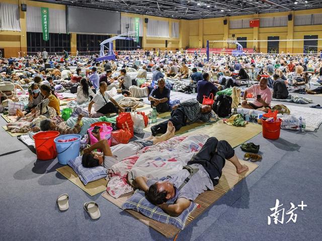 “桦加沙”过境后，珠海情侣路市民游客又多了起来｜一线直击
