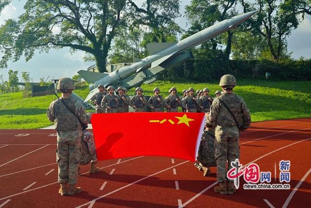 人民子弟兵在战位献礼八一