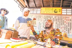 甘肃嘉峪关关城“关长”李森：“请多关照”图片