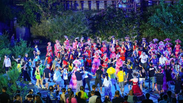 与故宫、长城同台领奖，这座长满了国际游客的古镇拥有怎样的“出海密码”