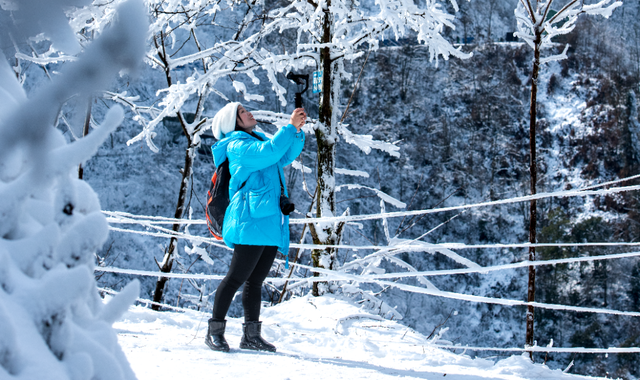 【超级福利】1小时直达成都“小瑞士”！冰雪徒步/雪地魔毯/音乐会/NPC巡游……