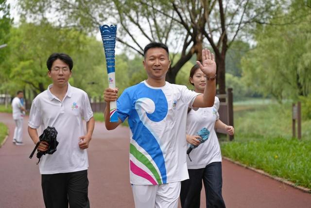 袈裟泉涌千年韵！2025济南国际泉水节“泉炬”传递抵达长清