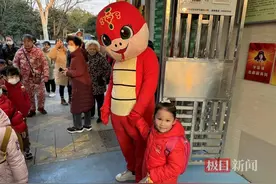 进幼儿园先玩“套圈赢礼盒”，“神兽”们玩着游戏迎来开学图片
