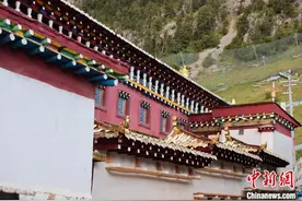 2024澜湄国际影像周中外嘉宾探访囊谦达那寺图片