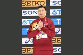 （体育）田径——南京室内世锦赛：男子三级跳远颁奖仪式举行图片