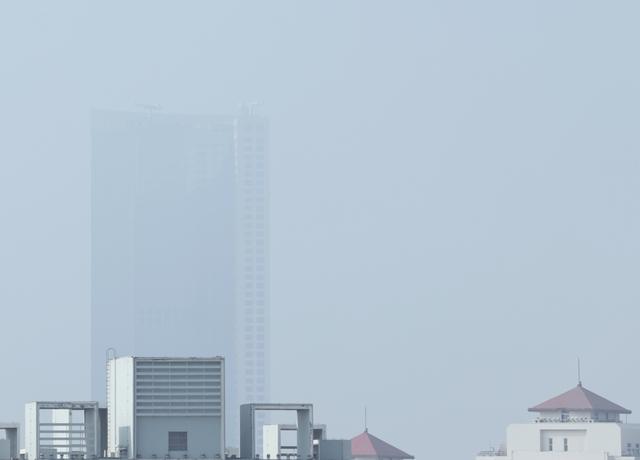 秋老虎持续，青岛前海雾中赏景