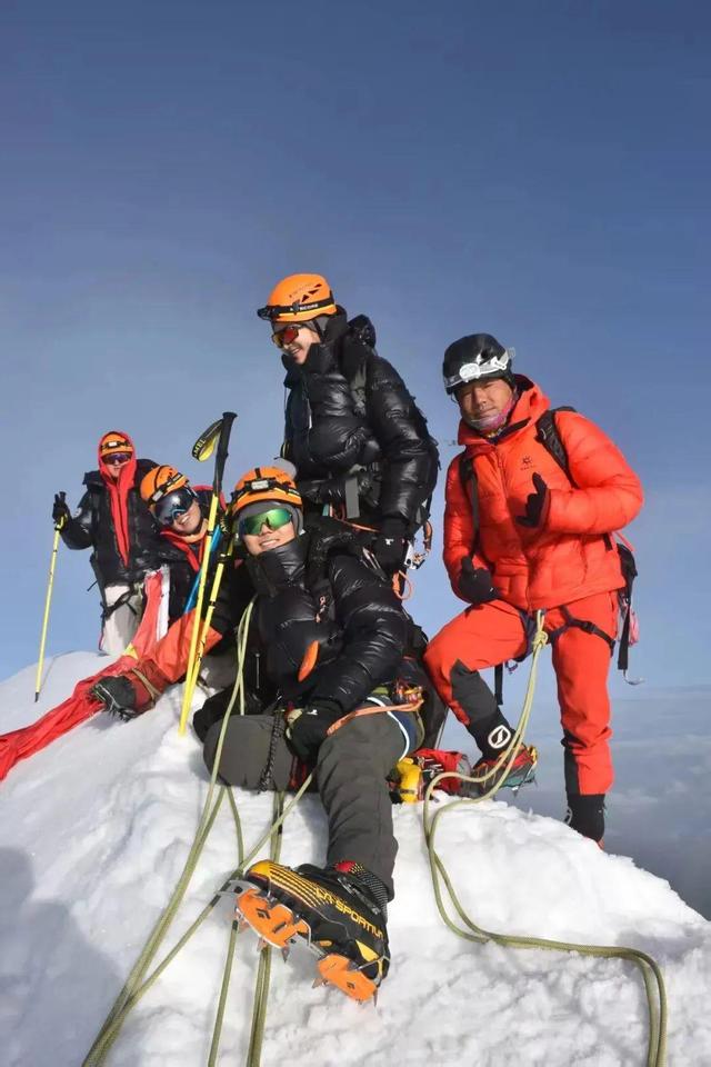 北大登山队成功两峰连登——那玛峰、贡巴峰