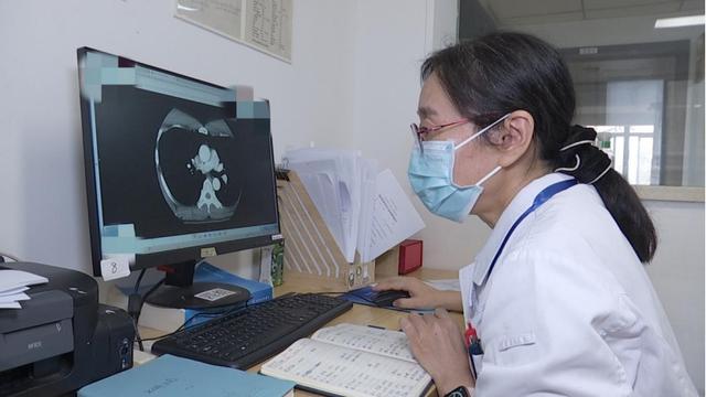 男子伏案工作后发生脑梗，竟是因为这个动作！很多人都在做
