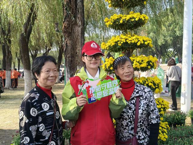 金菊铺锦映江城，志愿红暖赏菊路，武汉文旅志愿者护航金秋菊展