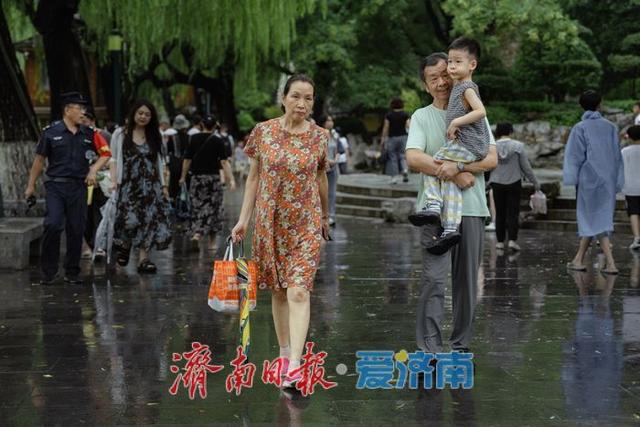 一年四季 泉在济南丨雨后黑虎泉畔，市民取水赏景尽享清凉