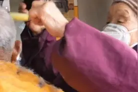 许昌88岁老人2元理发20年，网友：瘦弱老奶奶，却像巨人图片