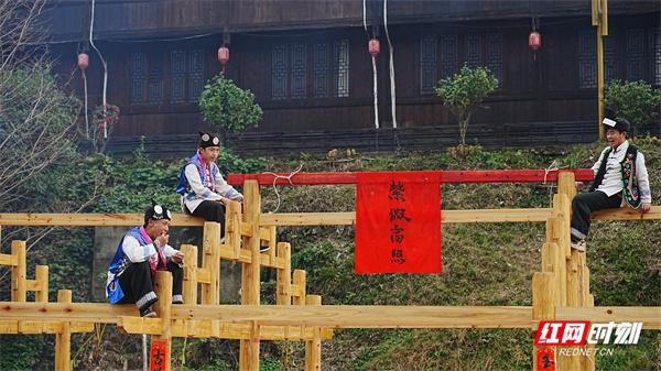 守护萨岁！网络达人深入侗寨，以实景游戏唤醒沉睡的非遗技艺