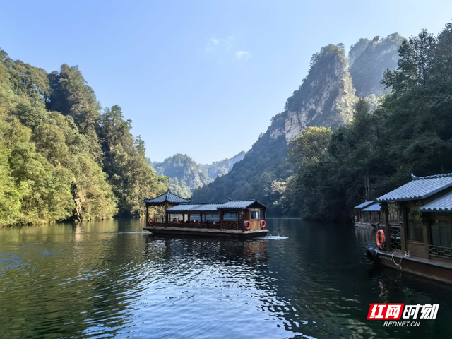 张家界宝峰湖错峰游人气旺 ，“韩流” 涌动凸显国际吸引力