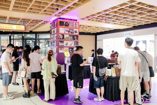 场面｜音乐、展览与迪士尼同场共振，申城商圈开启“不眠模式”