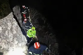 神农架林区70岁老人探险迷路  消防民警深夜救援图片