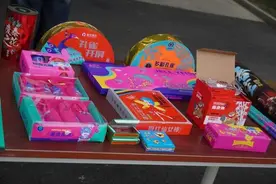 没放完的烟花爆竹，泡水后扔掉可以吗？快来看这个实验……图片