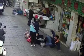 关键一脚！伸脚垫住摔倒老人后脑勺的男子找到了，是名退伍军人图片
