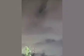 西安成都夜空相继出现“条状不明飞行物”？ 专家解读真相图片