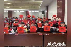 体验雕版印刷和剪纸，寒假里小记者课堂丰富多彩图片