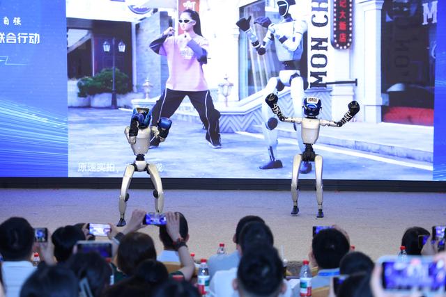 机器人格斗秀、诗画AI……“AI 生活”主题科普活动主场活动在杭启动