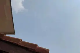 裸身泡澡时，头顶突现无人机！女子气愤不已，已不是第一次发生！图片