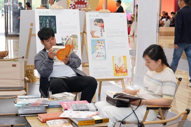 文津奖好书、丰收市集、换书盲盒……阅彩城“变身”城市文化会客厅