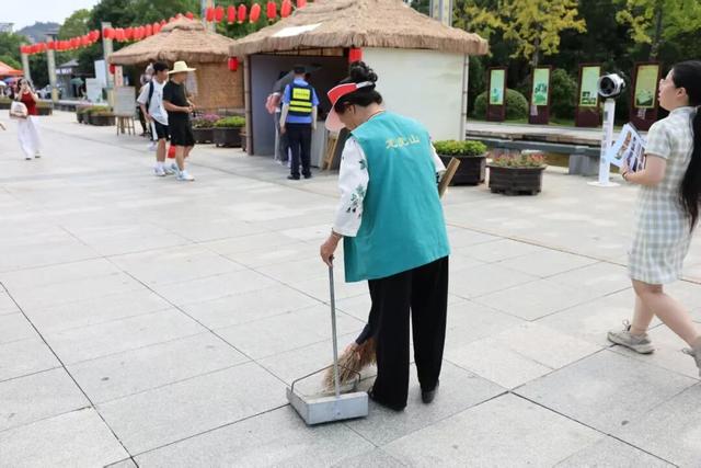 国庆假期过半，安全秩序不松懈！龙虎山文明旅游服务暖人心！