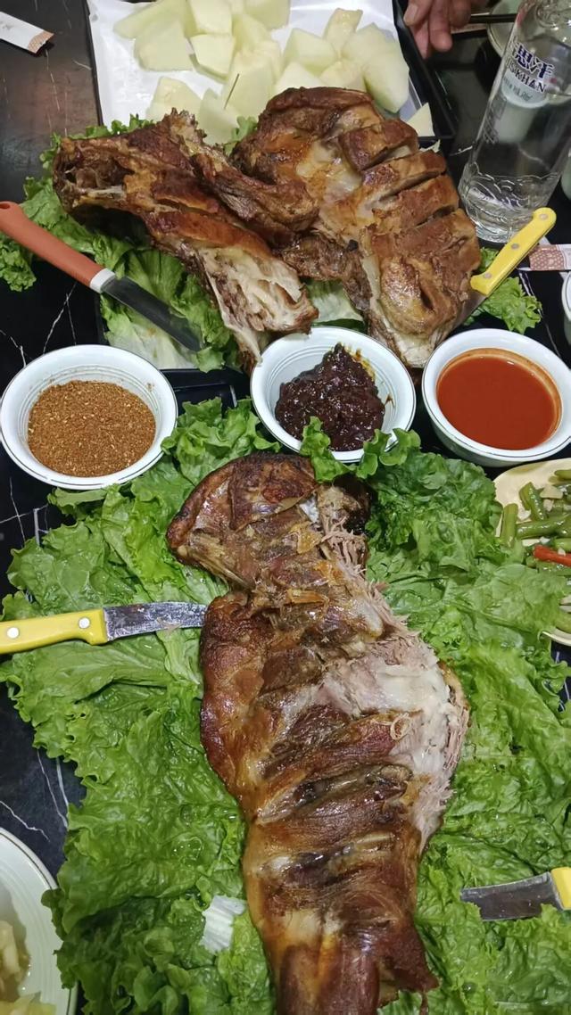 赏秋色，观月色，品红色……就来白云鄂博