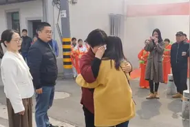 分别40年，女子见到亲生父母，没想到只有离家30分钟车程图片