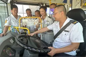 提升公共出行服务品质！“双节”假期，青岛公交师徒坚守岗位实战“练兵”图片