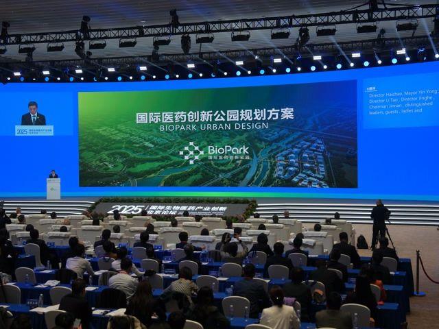 北京日报社区小板报丨北京已有景区彩叶树变色率达80%