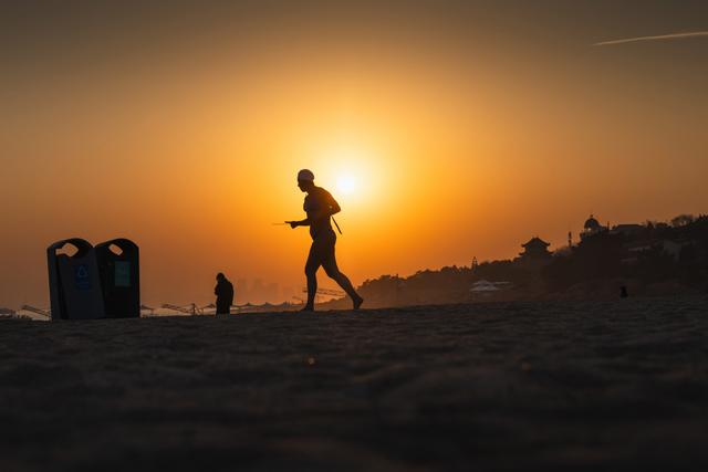“爱心”树下 暮色醉人