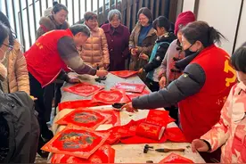 写“福”、易物，小昆山镇山水华庭社区温暖迎新春图片