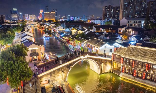 江苏无锡：京杭大运河秋日夜景美如画