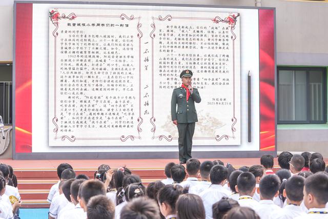 智能机器人与师生同迎新学期