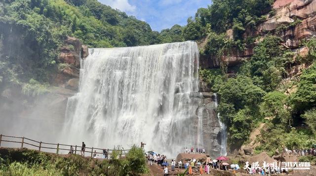 【天眼镜像】赤水丹霞大瀑布实景，游客沉醉山水间