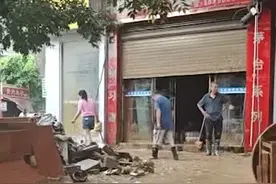 封面新闻直击贵州榕江抢险救灾：洪水退去，居民忙清淤图片