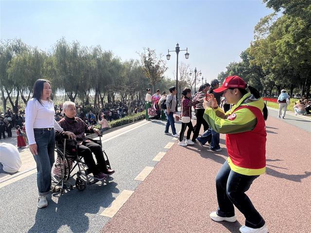 金菊铺锦映江城，志愿红暖赏菊路，武汉文旅志愿者护航金秋菊展