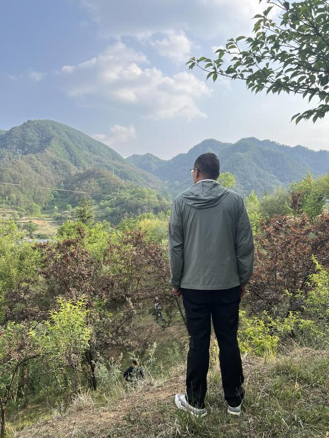 张海超开胸验肺16年后：说起生活泪流不止，但好好活着仍是他的责任丨在场