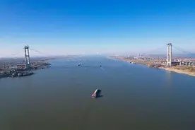 长江上最宽钢箱梁悬索桥猫道全线贯通图片