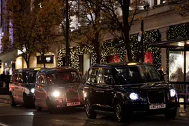 伦敦商店里满是从美国进口的违禁糖果图片