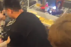 沈阳一酒吧凌晨突发顶棚灯架脱落致一人受伤 当地回应：已停业，事故原因在调查图片