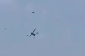 巴勒斯坦男子用力朝天上扔石头，砸落以色列无人机图片