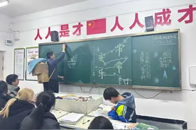 贵州一老师背4个月女儿上课：周末会带孩子来学校，大家都把她当“班宠”图片