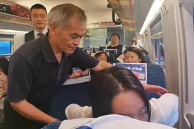 同一天的高铁站和高铁上，两位湘雅名医出手救人图片