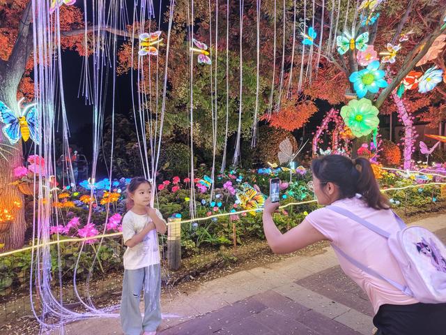 世界花卉大观园“蘑幻夜花园”点亮京城夏夜