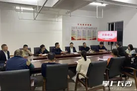 新龙社区“芙蓉夜话”解决违规路边摊问题图片