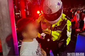 “我找不到妈妈了！”萌娃街头迷路主动求助，市南交警帮助找到家长图片